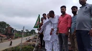 रफीगंज: रफीगंज में राजद कार्यकर्ताओं द्वारा चलाया गया राजद आपके द्वार कार्यक्रम