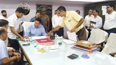 प्रयागराज: आईएएस  अधिकारी नवनीत सिंह चहल ने प्रयागराज के नए जिलाधिकारी के रूप में कार्यभार संभाला