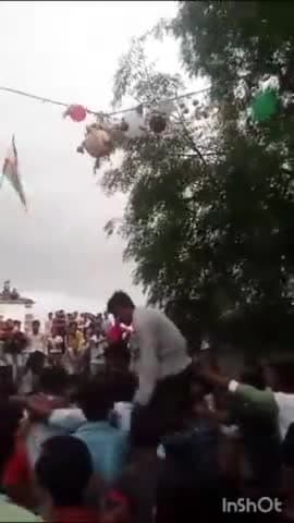 दिगौड़ा के कारसदेव मंदिर में मटकी फोड़ प्रतियोगिता का हुआ आयोजन, मटकी देखने पहुंचे बड़ी संख्या में लोग, युवाओं ने फोड़ी मटकी