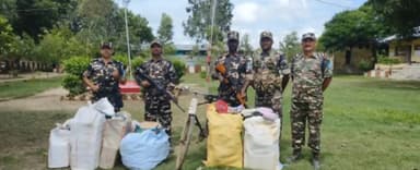 हरलाखी: हरिने एसएसबी कैंप जवानो ने इंडो नेपाल बॉर्डर पर रेडीमेड कपड़ा व गुटखा किया जब्त