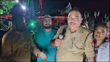 इकौना: क्षेत्र के तजियादारों द्वारा इकौना थाना अध्यक्ष को किया गया सम्मानित