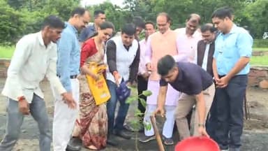 हुज़ूर: CM शिवराज ने श्यामला हिल्स स्थित उद्यान में मौलश्री कदम और जामुन के पौधे रोपे