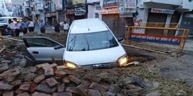 चहारसू चौराहे पर सीवर के लिए खोदे गए गड्ढे में गिरी कार, कोई हताहत नही, कार्यदायी संस्था की लापरवाही से हुआ हादसा।