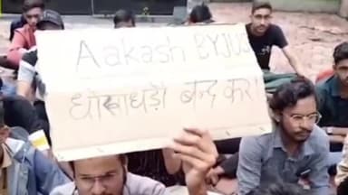 रतलाम नगर: अखिल भारतीय विद्यार्थी परिषद के छात्रों द्वारा आकाश बायजुस पर छात्राओं की समस्याओं को लेकर किया प्रदर्शन