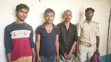 मधेपुरा: कुमारखंड थाना की पुलिस ने कुमारखंड बाजार एवं बिशनपुर बाजार में छापेमारी कर तीन शराबियों को किया गिरफ्तार