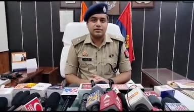 बरेली: बिथरी चैनपुर में हुई हत्या का पुलिस ने किया खुलासा, सिविल लाइंस स्थित ऑफिस में SP सिटी राहुल भाटी ने की प्रेस कॉन्फ्रेंस