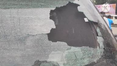 शिकोहाबाद: तहसील तिराहे पर खड़ी ग्राम प्रधान की कार पर अज्ञात व्यक्ति ने पत्थर मारकर शीशे तोड़े