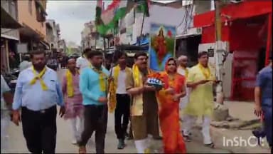 हाथरस: सीयल किला गेट से मेरी माटी मेरा देश अभियान के तहत पूर्व नगर पालिका अध्यक्ष ने घर-घर जाकर कलश में लिए मुट्ठी भर चावल