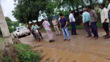 बोडला: ग्राम डंगनिया में जलभराव की सूचना पर तत्काल पहुंचे बोड़ला तहसीलदार