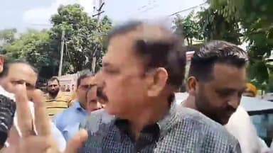 ਜਲੰਧਰ 1: ਡੀਸੀ ਦਫਤਰ ਦੇ ਬਾਹਰ ਰੋਡ ਤੇ ਇੱਕ ਵਿਅਕਤੀ ਦੇ ਵਿੱਚ ਗੱਡੀ ਲੱਗਣ ਨੂੰ ਲੈ ਕੇ ਹੋਇਆ ਵਿਵਾਦ