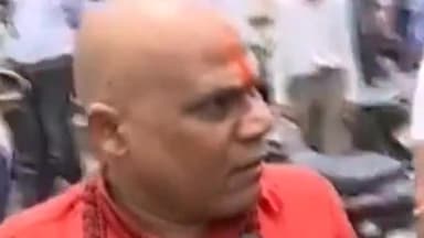 हुज़ूर: भोपाल में पीसीसी कार्यालय के सामने मिर्ची बाबा ने आरोप लगाया कि संतों को झूठा फसाया जा रहा है