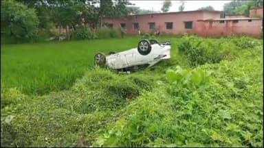 शाहगंज: बादशाही पेट्रोल पम्प के पास बाइक सवार को बचाने के चक्कर में कार खाई में पलटी कार सवार मामूली रूप से घायल