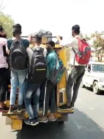 धनौरा: मंडी धनौरा रोड पर यातायात नियमों की उड़ाई जा रहीं धज्जियां; टेंपो के पीछे लटकीं सवारियां; सीओ बोले- होगी कार्रवाई