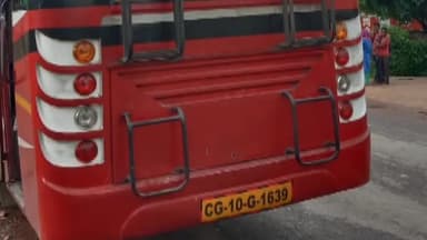 कोटा: रतनपुर पुलिस ने वाहन चेकिंग के दौरान बिलासपुर से मरवाही जा रही बस से 200 साड़ियां लावारिस हालत में की जब्त