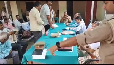 सैदपुर: कोतवाली में समाधान दिवस का हुआ आयोजन, नायब तहसीलदार ने संबंधित अधिकारियों को दिए शिकायतों के निस्तारण के निर्देश