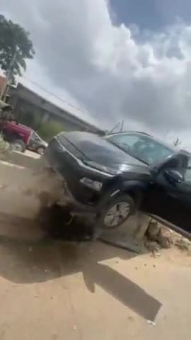 अलवर: घटाल गांव के पास मेगा हाईवे पर अनियंत्रण कार डिवाइडर पर 3 फीट चढ़ी, बड़ा हादसा टला