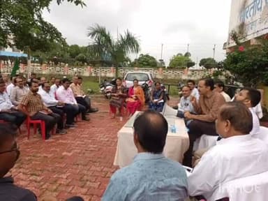 टीकमगढ़: शहर के गंजी खाना ग्राउंड में मुख्यमंत्री के प्रस्तावित कार्यक्रम की तैयारी को लेकर बैठक हुई आयोजित