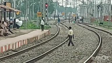 लखीसराय: जिले के क्यूल रेलवे स्टेशन पर जान जोखिम में डाल रेलवे ट्रैक पार करते हैं लोग. थोड़ी सी लापरवाही से जा सकती है जान