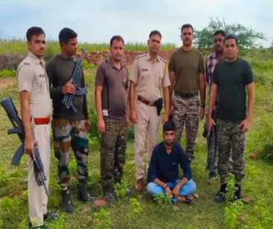 सरमथुरा: उटुआपुरा के जंगल से ₹5000 के इनामी बदमाश को सोनेकागुर्जा पुलिस ने किया गिरफ्तार, अवैध देसी कट्टा व कारतूस बरामद