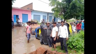 मऊरानीपुर: कटेरा-पड़रा रोड पर बिस्कुट से भरी लोडिंग गाड़ी गड्ढे में पलटी, लोगों ने गड्ढा मुक्त अभियान को लेकर जिम्मेदारों को घेरा