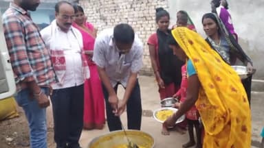कटकमदाग: सदर विधायक के सौजन्य से ग्राम ढेंगुरा के बिरहोर टंडा व दलित मोहल्ले में किया गया खिचड़ी वितरण