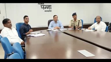 देवेंद्रनगर: कलेक्ट्रेट के एनआईसी कक्ष मे मुख्यमंत्री श्री चौहान ने वीडियो कॉन्फ्रेंस में दिए अधिकारियों को जरूरी निर्देश।