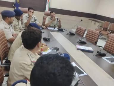 सिंगरौली: पुलिस अधीक्षक ने एसपी कार्यालय में जिले के सभी थाना प्रभारियों व चौकी प्रभारियों की ली क्राइम मीटिंग, दिए निर्देश