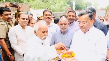 पिंड्रा: मुर्दहा में पर्यटन मंत्री जयवीर सिंह ने मेरी माटी मेरा देश के तहत मिट्टी और अक्षत को किया एकत्र, किए पौधरोपण