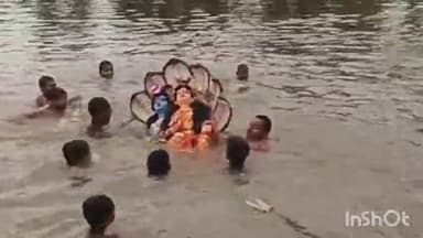 अलीनगर: मिल्की टोल दाथ गांव में गाजे-बाजे के साथ तालाब में विसर्जित की गई राधा-कृष्ण की प्रतिमा