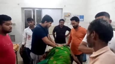 इटावा: बसरेहर के बादरीपुठ गांव में घर के बाहर खंबे पर लगी स्ट्रीट लाइट चालू करते समय करंट लगने से महिला की हुई दर्दनाक मौत