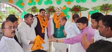 बरौली: बैकुंठपुर के पूर्वविधायक देवदत्तराय की पुण्यतिथि पर बांसघाटमसूरिया मे उनके प्रतिमापरराजद कार्यकर्ताओ ने किया माल्यार्पण