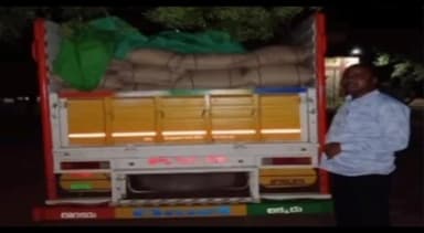కావలి: పట్టణంలో అక్రమంగా రేషన్ బియ్యం తరలిస్తున్న వాహనాన్ని పట్టుకున్న సివిల్ సప్లై అధికారులు