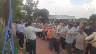 धौलपुर: औधौगिक संगठनों एवं उनमें कार्यरत कर्मचारियों को स्वीप एक्टिविटी के संबंध में मतदान जागरूक कर दिलाई गई शपथ