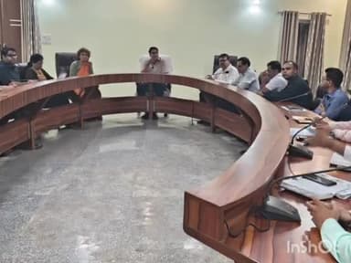 आगरा: न्यू सर्किट हाउस सभागार में जिलाधिकारी की अध्यक्षता में स्वास्थ्य विभाग की हुई समीक्षा बैठक