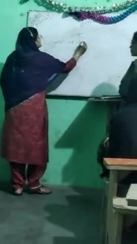 मुकम्मल फाउंडेशन समिति की कोचिंग क्लासेस में पढ़ाती हुई शाहीन मैम।
( विषय - हिंदी, भाषा की परिभाषा)