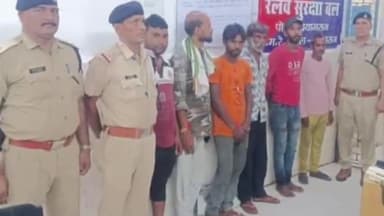 प्रयागराज: प्रयागराज रेलवे स्टेशन पर रेलवे एक्ट की विभिन्न धाराओं के तहत 352 लोगो को गिरफ्तार कर किया गया चालान