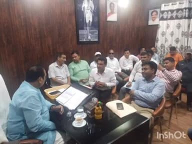 देहरादून: विधायक हॉस्टल स्थित कार्यालय में विधायक विनोद चमोली ने अधिकारियों के साथ की बैठक