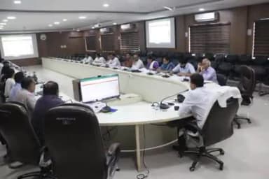 होशंगाबाद नगर: जिला कलेक्ट्रेट कार्यालय में कलेक्टर नीरज कुमार सिंह ने राजस्व अधिकारियों को दिया आवश्यक दिशा-निर्देश