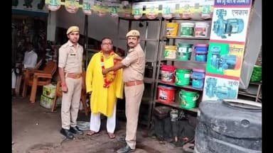 उतरौला: ऑपरेशन त्रिनेत्र के तहत सीसीटीवी कैमरा लगवाने वाले त्रिनेत्र-मित्र को थाना सादुल्लानगर की पुलिस ने किया सम्मानित