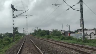 गोटेगांव: ग्राम छिंदौरी के पास नरसिंहपुर रेल लाइन किनारे झाड़ियों में मिला अज्ञात व्यक्ति का शव, पुलिस को दी जा रही सूचना