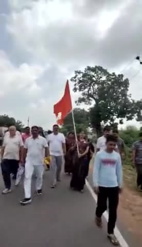 टीकमगढ़ से रामराजा सरकार धाम जा रही पैदल यात्रा का रास्ते में जगह जगह पुष्प वर्षा कर स्वागत किया गया।