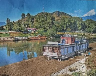 कश्मीर 40 साल में पहली बार मानसून में झेलम नदी के किनारे 20 फीट तक सुख तो हाउस वोट जमीन पर झेलम नदी का जलस्तर तेजी से घट रहा है इसकी वजह से नदी के किनारे खड़ी 65 से अधिक हाउस बोर्ड मालिकों की जनता बढ़ गई है दरअसल घटते पानी की वजह से ऐसा हुआ