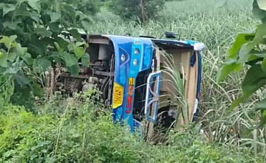 मोहम्मदी: जंग बहादुर गंज बाईपास पर यात्रियों से भरी बस खाई में पलटी, 2 दर्जन से अधिक लोग घायल