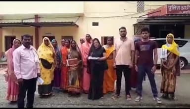 नरसिंहपुर: कंजाई गांव में अवैध शराब की बिक्री बंद कराने की मांग को लेकर ग्रामीणों ने एसपी ऑफिस पहुंचकर पुलिस अधीक्षक को दिया आवेदन