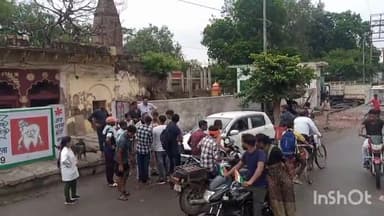 हाथरस: श्रीराम अस्पताल के पास ओवर ब्रिज पर ई-रिक्शा और चार पहिया गाड़ी में हुई भिड़ंत, मौके पर जुटी स्थानीय लोगों की भीड़