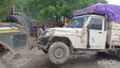 बांदा: स्टेशन रोड मधु बीज भंडार के पास अनियंत्रित लोडर ने ई-रिक्शा में मारी टक्कर, दो लोग हुए घायल व ई-रिक्शा हुआ क्षतिग्रस्त