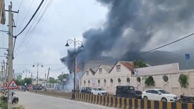 रेवाड़ी: रेवाड़ी शहर के दिल्ली रोड स्थित हुंडई कार के शोरूम में लगी आग, दमकल कर्मी मौके पर पहुंची