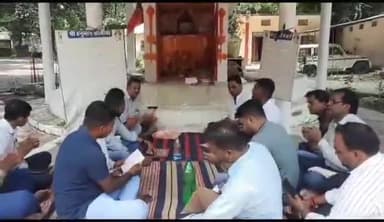 नरसिंहपुर: तहसील कार्यालय में हनुमान मंदिर पर पटवारी संघ ने सरकार की सद्बुद्धि के लिए किया हनुमान चालीसा पाठ का आयोजन