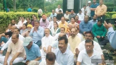 देहरादून: अतिक्रमण की कार्रवाई को लेकर पूर्व सीएम हरीश रावत कांग्रेस नेताओं व कार्यकर्ताओं के साथ गांधी पार्क में मौन व्रत पर बैठे