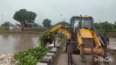 मंगलनाथ मंदिर के पास शिप्रा नदी की छोटी पुलिया से नगर निगम की टीम ने हटाया जलकुम्भी